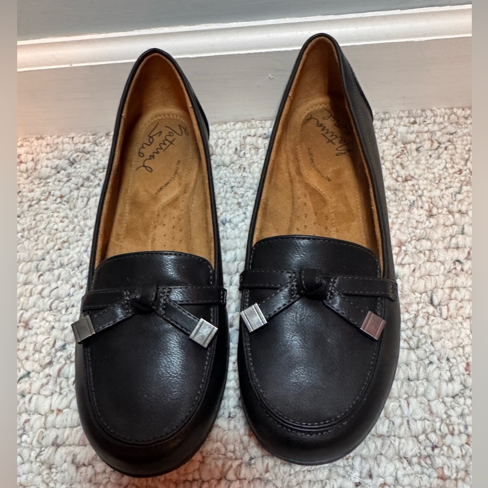 Natural SoulBlack Loafers with Silver Details